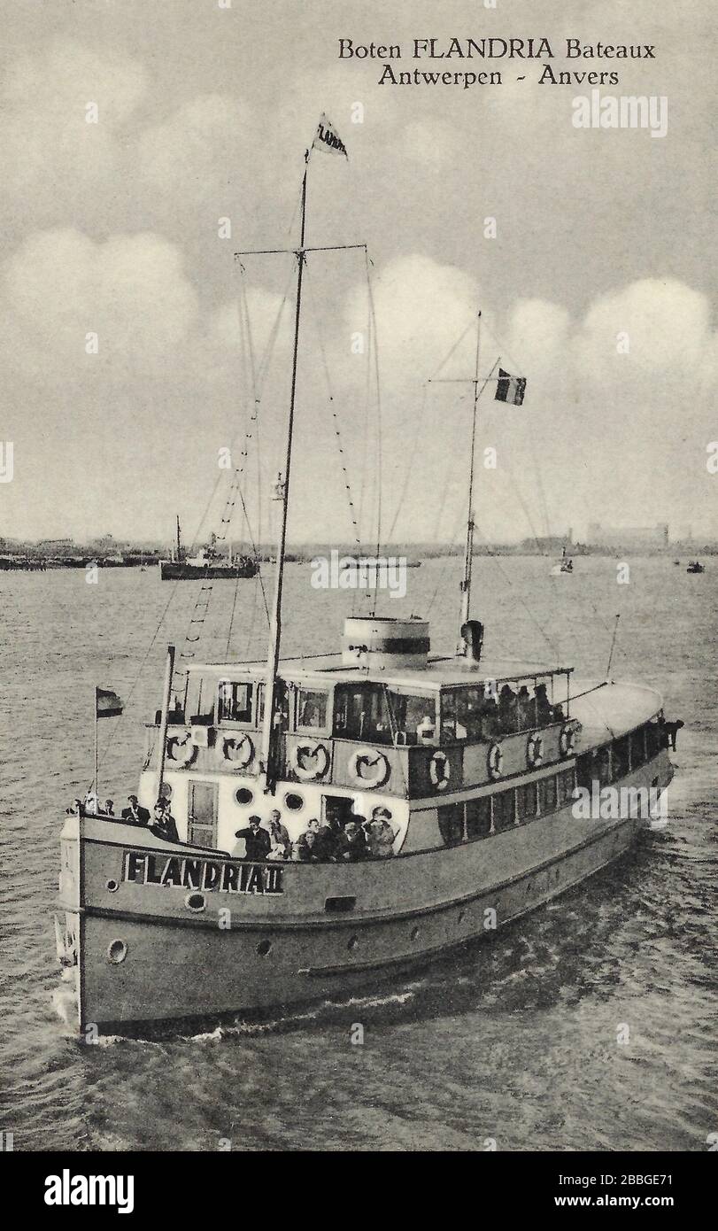 Tarjeta postal del boten Flandria bateaux, o barcos, en Amberes, alrededor de 1950. Flandria viajes turísticos barcos estuvo operando durante muchas décadas en el Scheld Foto de stock