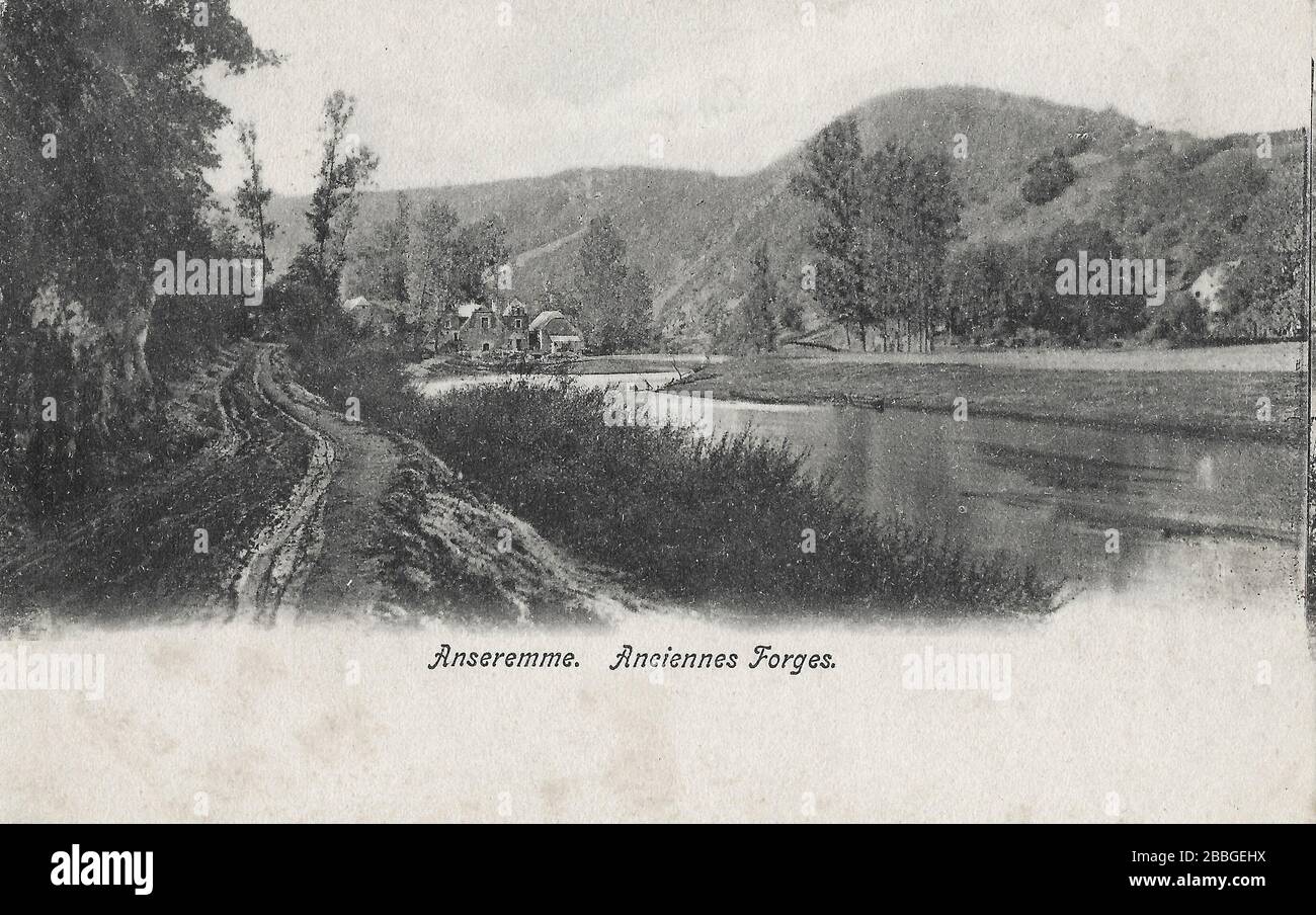 Postal vintage de alrededor de 1900 mostrando las Forjas Anciennes (antiguas) a lo largo del río Mosa en Anseremme, Ardenas Bélgica Foto de stock