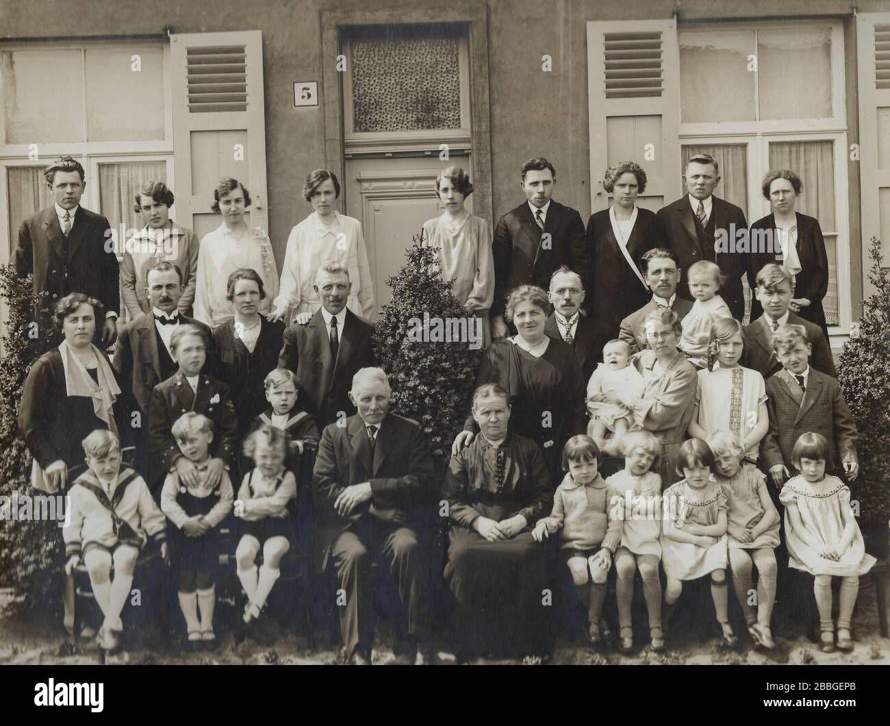 Grandes fotografías familiares frente a la casa de la familia o los abuelos, que datan de alrededor del año 1930, tomadas en Hoboken (Amberes), Bélgica Foto de stock