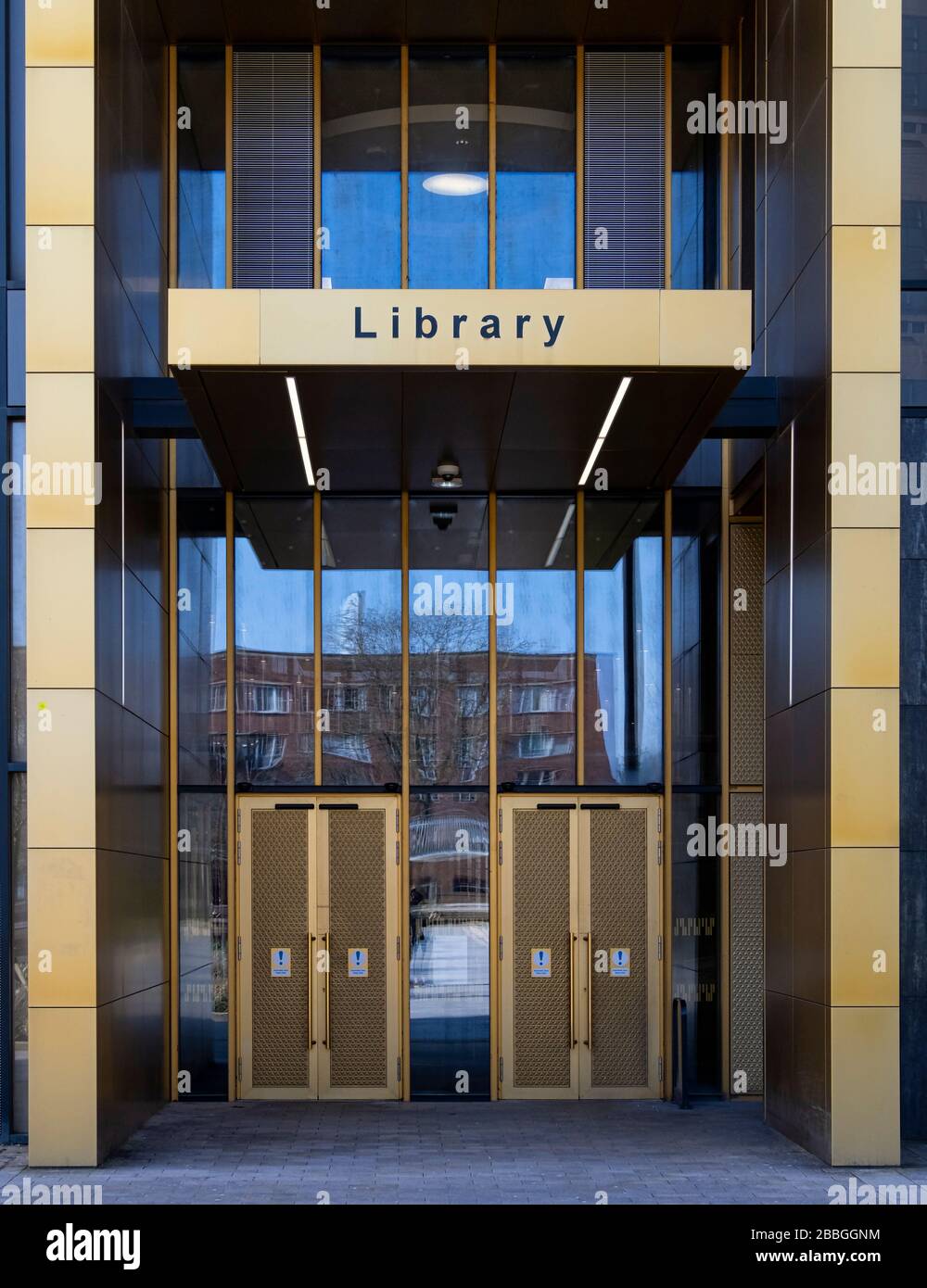 Entrada principal de la biblioteca, Campus de la Universidad de Birmingham, Birmingham, West Midlands, Inglaterra, Reino Unido Foto de stock