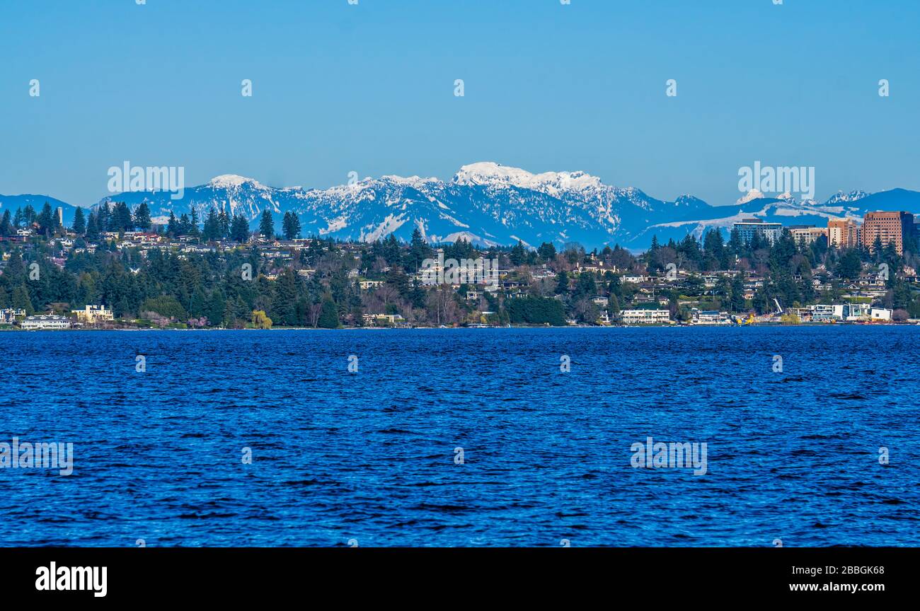 Una vista del horizonte de Bellevue, Washington al otro lado del lago  Washington Fotografía de stock - Alamy