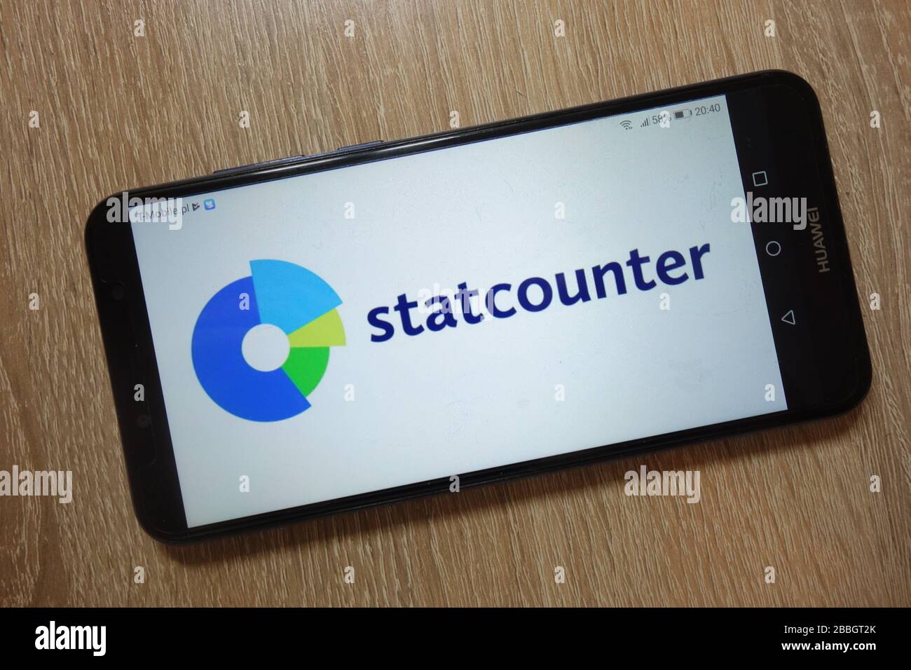El logotipo de StatCounter se muestra en el smartphone Foto de stock