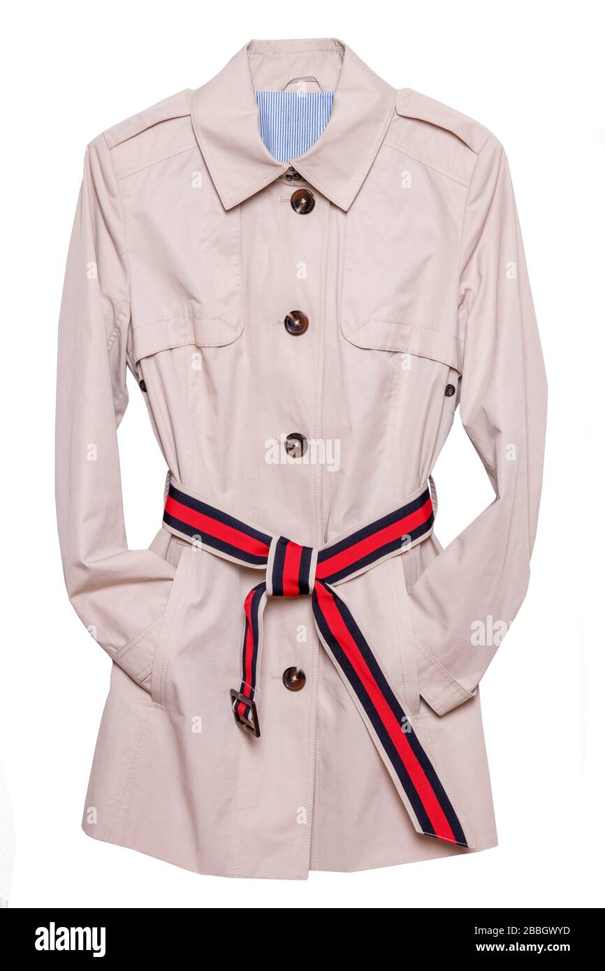 Mujer abrigo de trinchera. Una lujosa y elegante gabardina hembra beige  aislada sobre un fondo blanco. Moda primavera y verano Fotografía de stock  - Alamy