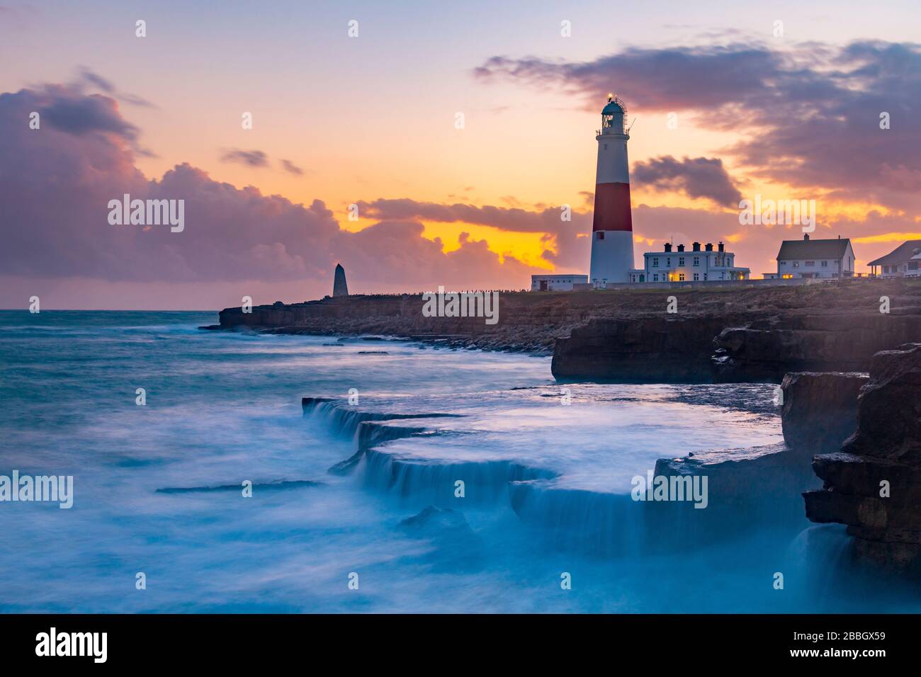 Reino Unido, Inglaterra, Dorset, Portland Bill, Portland Bill Lighthouse, Sunset Foto de stock