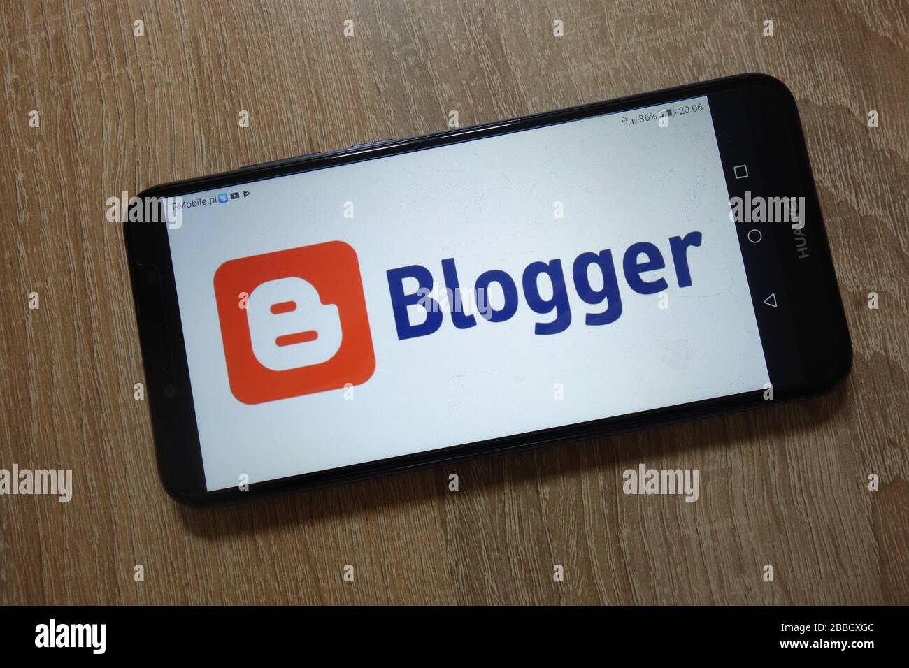 Logotipo de blogger mostrado en el smartphone Foto de stock
