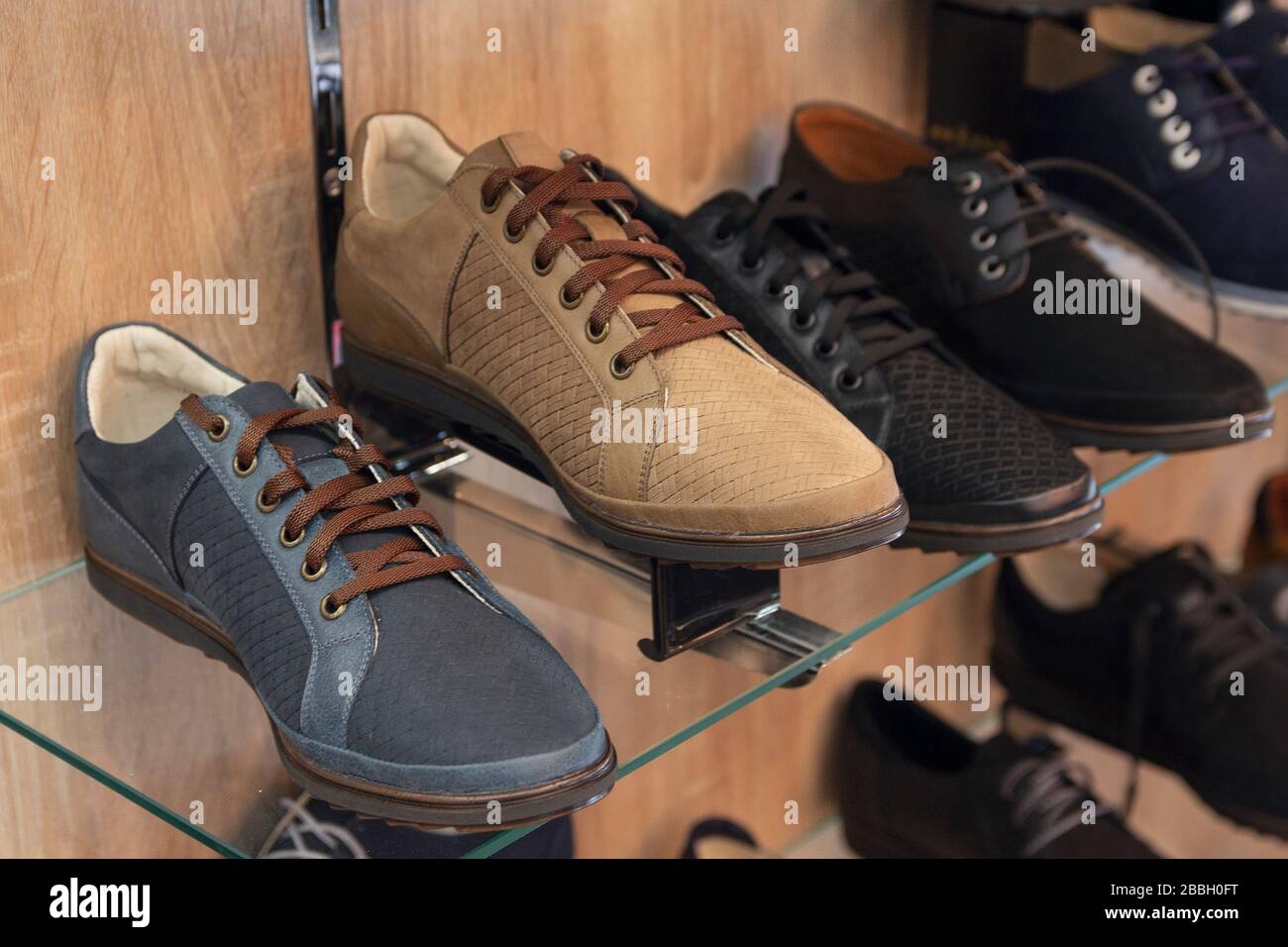 Variedad de zapatos para hombre en la ventana de la tienda. Venta  Fotografía de stock - Alamy