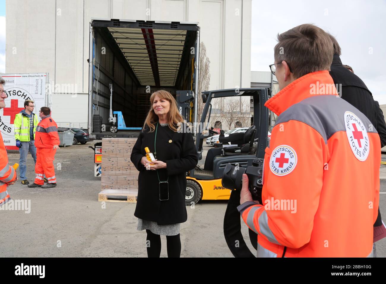 Rüdiger Unger,Stephan Roelen,Petra Köpping, beim Empfang Großspende der Beiersdorf AG, Händedesinfektionsmittel für den Freistaat Sachsen beim DRK Foto de stock