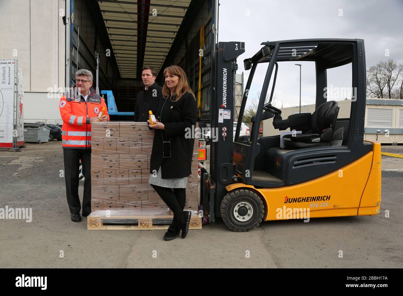 Rüdiger Unger,Stephan Roelen,Petra Köpping, beim Empfang Großspende der Beiersdorf AG, Händedesinfektionsmittel für den Freistaat Sachsen beim DRK Foto de stock