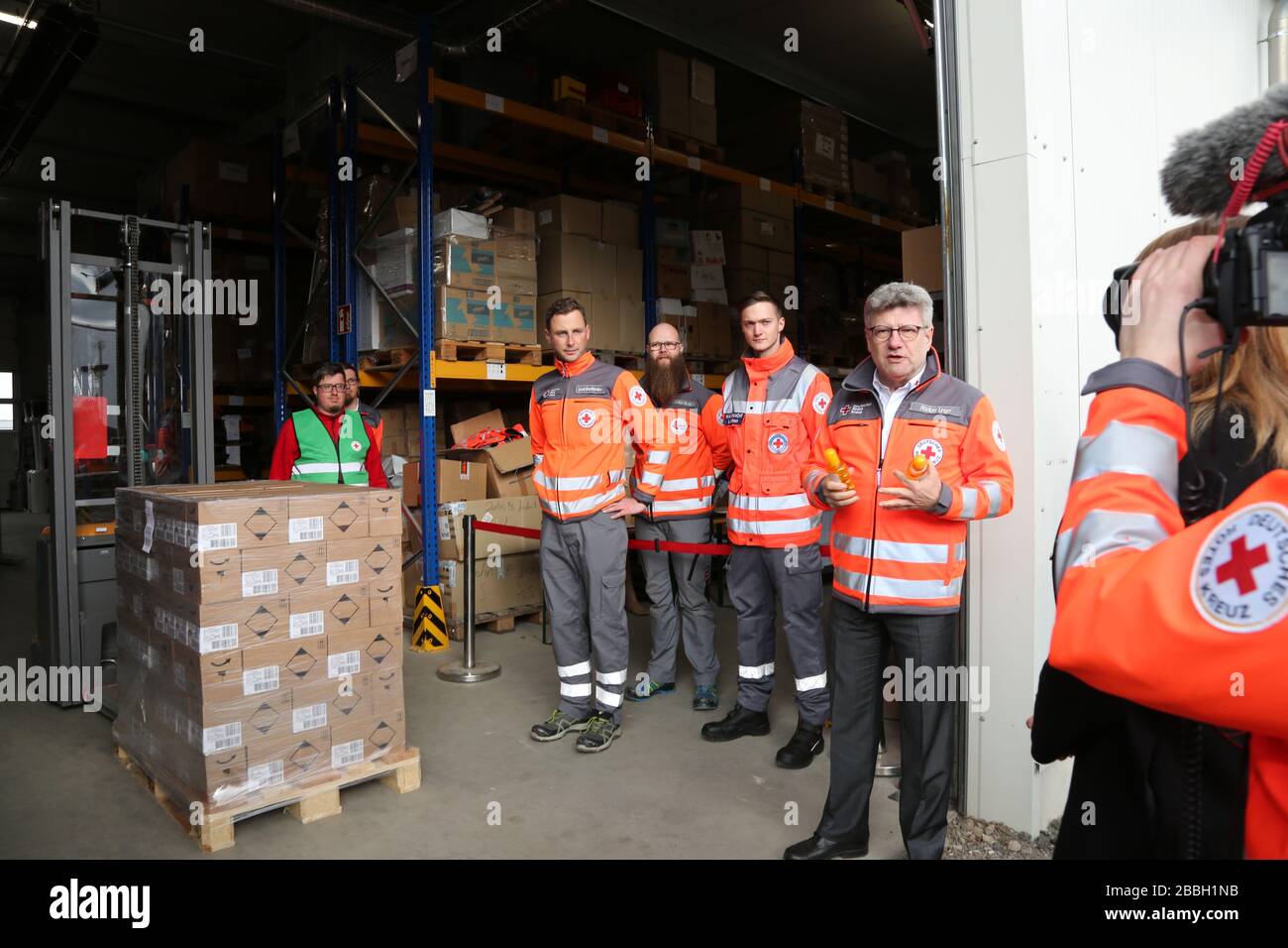 Rüdiger Unger,Stephan Roelen,Petra Köpping, beim Empfang Großspende der Beiersdorf AG, Händedesinfektionsmittel für den Freistaat Sachsen beim DRK Foto de stock
