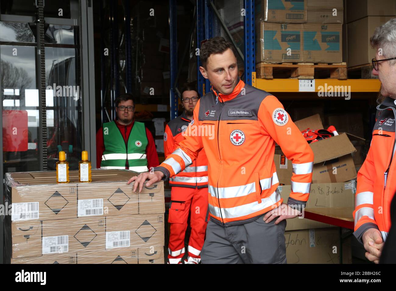 Rüdiger Unger,Stephan Roelen,Petra Köpping, beim Empfang Großspende der Beiersdorf AG, Händedesinfektionsmittel für den Freistaat Sachsen beim DRK Foto de stock
