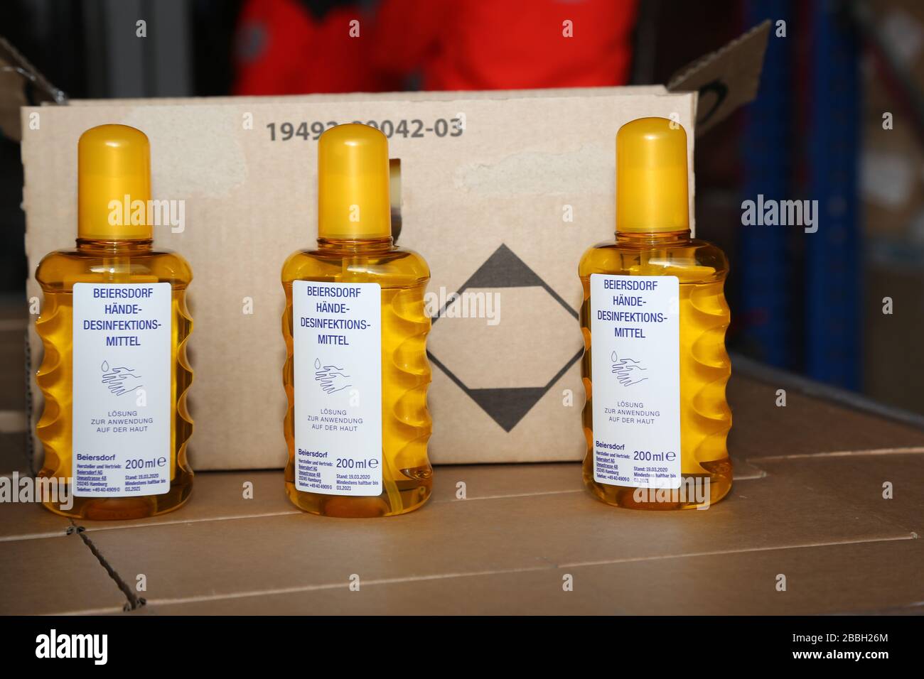 Rüdiger Unger,Stephan Roelen,Petra Köpping, beim Empfang Großspende der Beiersdorf AG, Händedesinfektionsmittel für den Freistaat Sachsen beim DRK Foto de stock