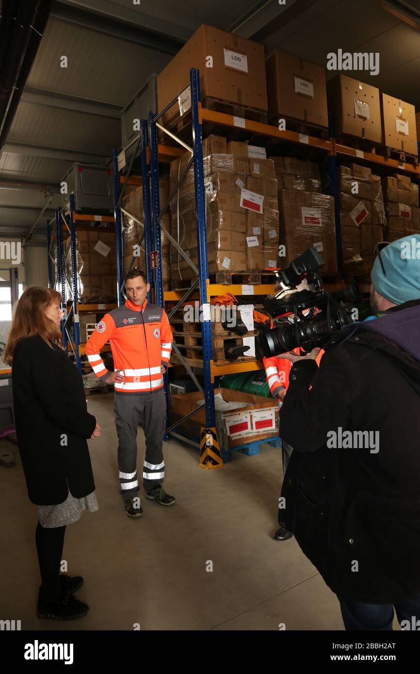 Rüdiger Unger,Stephan Roelen,Petra Köpping, beim Empfang Großspende der Beiersdorf AG, Händedesinfektionsmittel für den Freistaat Sachsen beim DRK Foto de stock