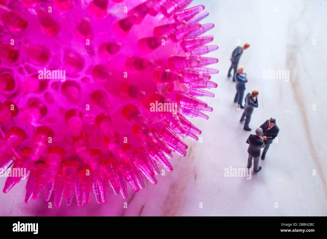 Los hombres de negocios ignoran el distanciamiento social mientras se encuentran en presencia del letal coronavirus Foto de stock