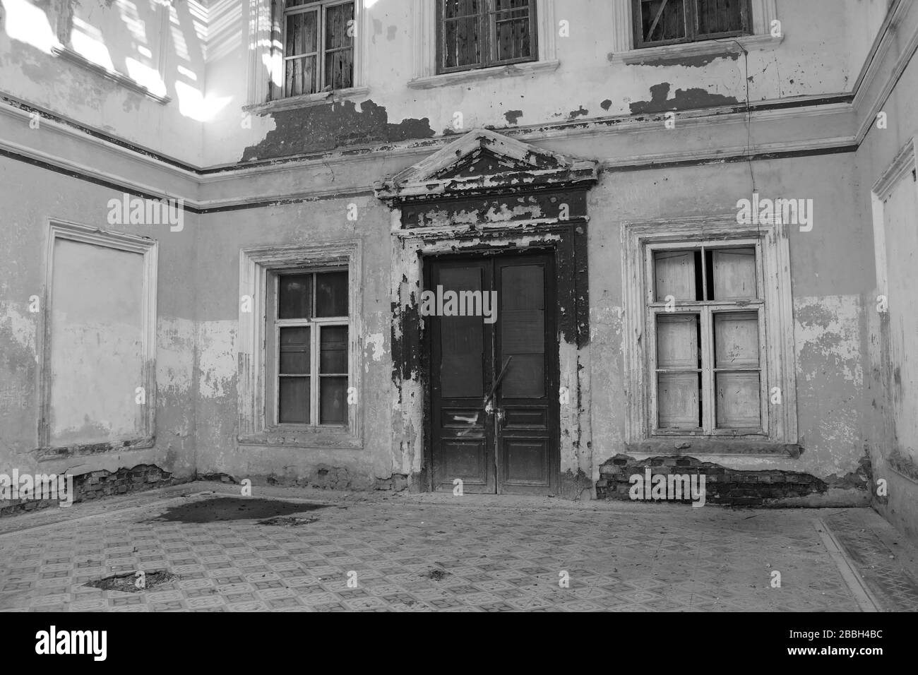 Antiguo edificio destructivo en desreparación. Edificio abandonado Foto de stock