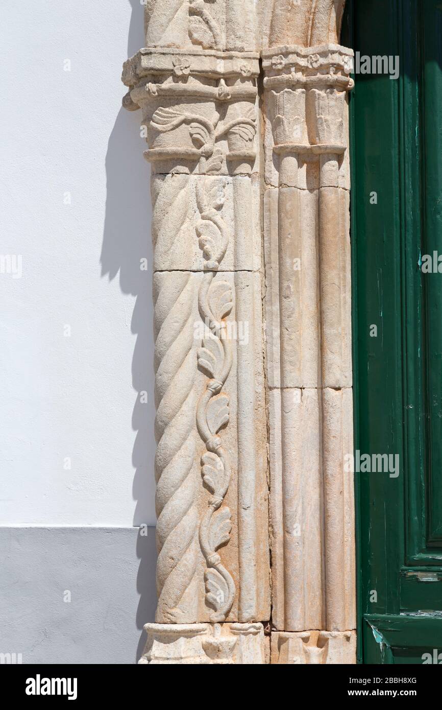 Detalle de piedra tallada alrededor de la puerta de la Iglesia de Nossa Senhora da Assunção, Alte, Algarve, Portugal Foto de stock