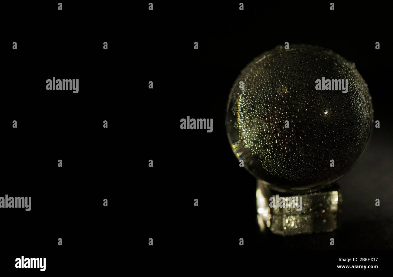 Bola de cristal en pedestal con gotas de agua, fondo negro Fotograf\u00eda ...