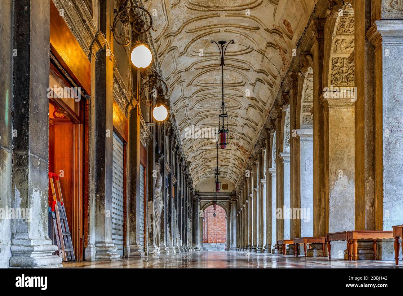 Pintoresca galería arqueada de la Biblioteca Nacional de San Marcos o Biblioteca Nazionale Marciana en la Piazza San Marco o la plaza de San Marcos en Venecia, Italia Foto de stock