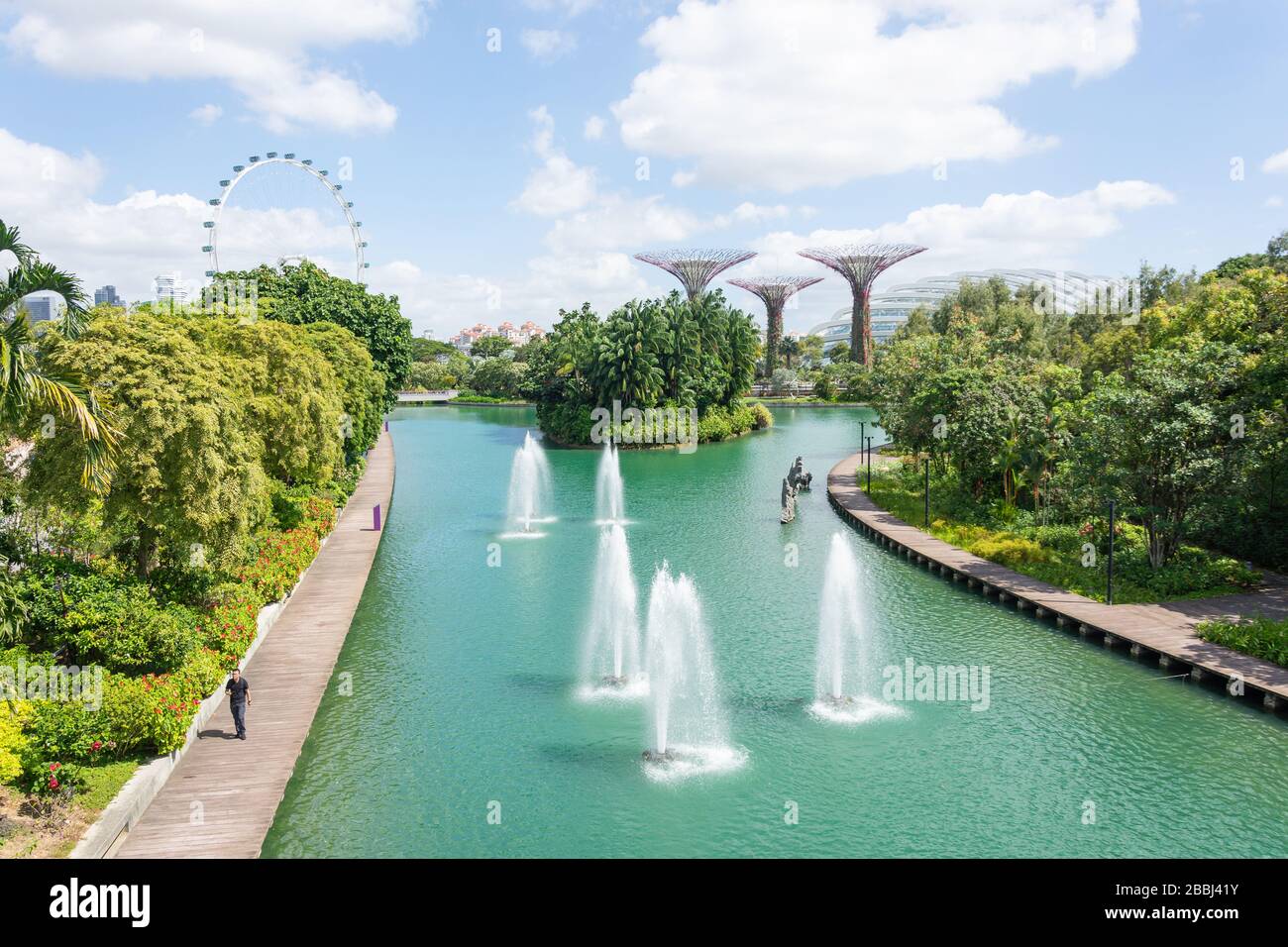 Fuentes en el Lago Dragonfly en Gardens by the Bay, Downtown Core, Marina South, Singapur Foto de stock