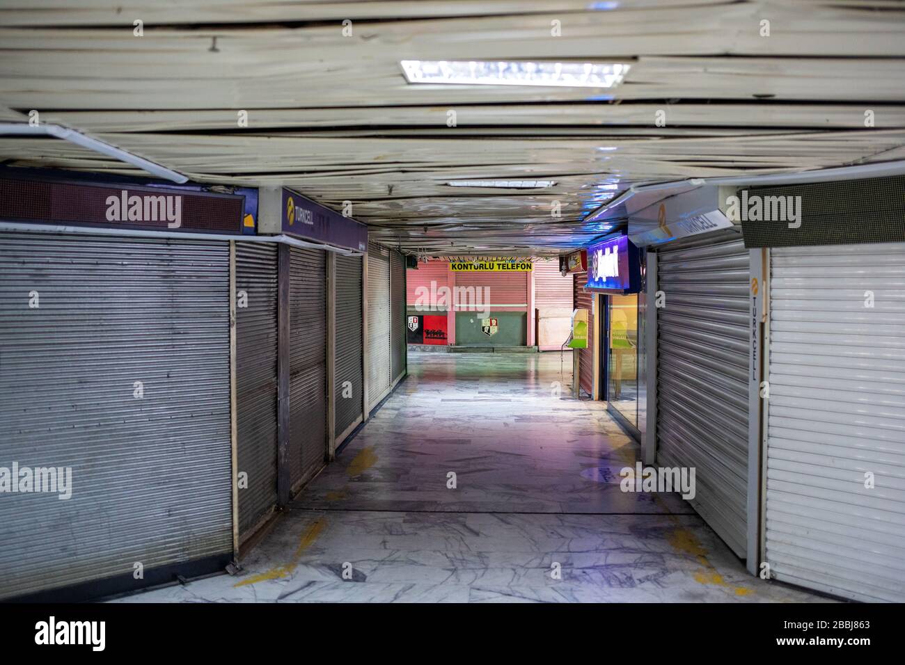 Vista vacía de la terminal de autobuses. Dentro del ámbito de la amenaza del coronavirus, los servicios en la terminal de autobuses de Esenler. Foto de stock