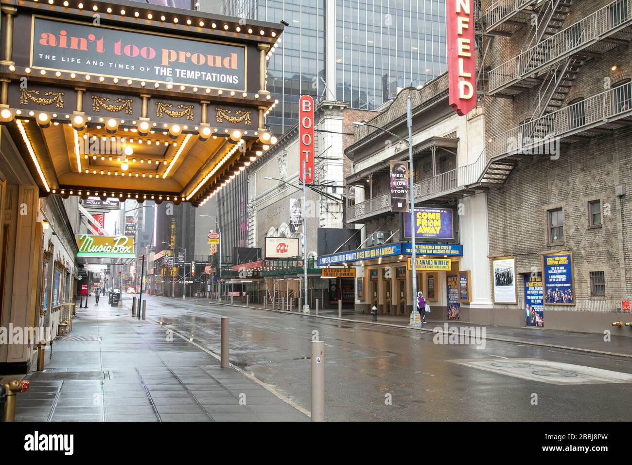 Un tranquilo día lluvioso en Times Square durante la pandemia del coronavirus. Foto de stock