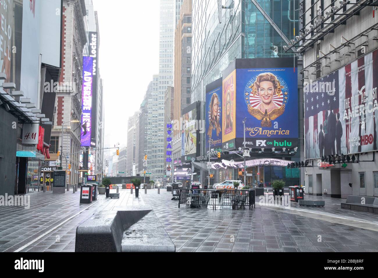 Un tranquilo día lluvioso en Times Square durante la pandemia del coronavirus. Foto de stock
