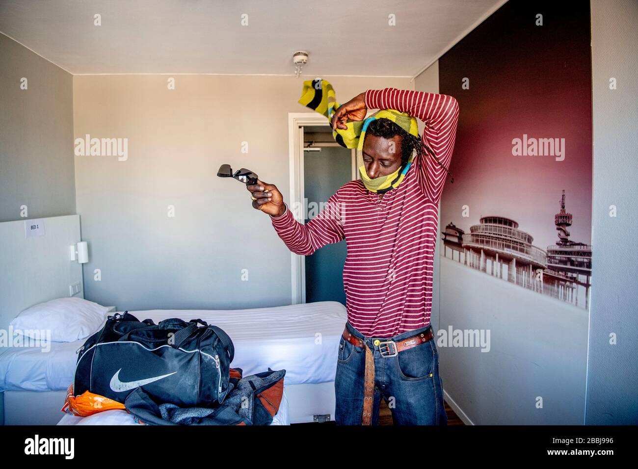 Un hombre sin hogar en una de las habitaciones de hotel Andante. El  Ejército de Salvación Holandés transfiere a cientos de personas sin hogar  desde los refugios de dormitorios a un hotel