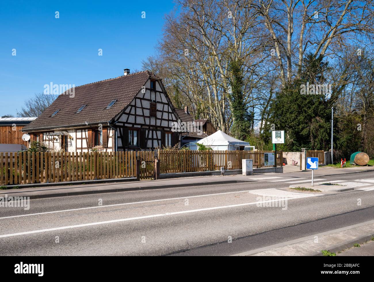 Estrasburgo, Francia - 18 de marzo de 2020: Jardín de Marthe bio tienda de agricultores fachada con calle vacía debido al brote de coronavirus Foto de stock