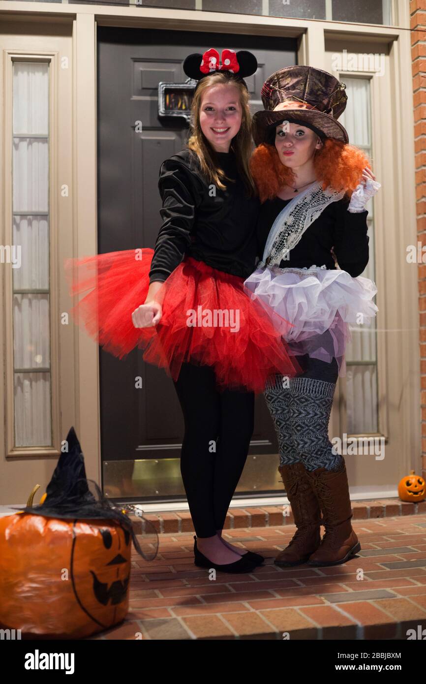 Dos chicas adolescentes disfrazadas de Halloween por la noche Fotografía de  stock - Alamy