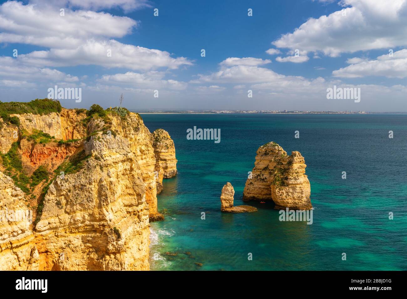 Océano Atlántico y acantilados en Lagos, Portugal Foto de stock