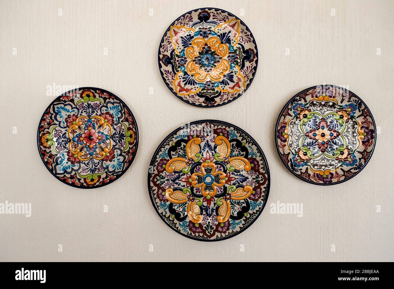 Platos decorativos de Talavera mexicana en la pared Foto de stock
