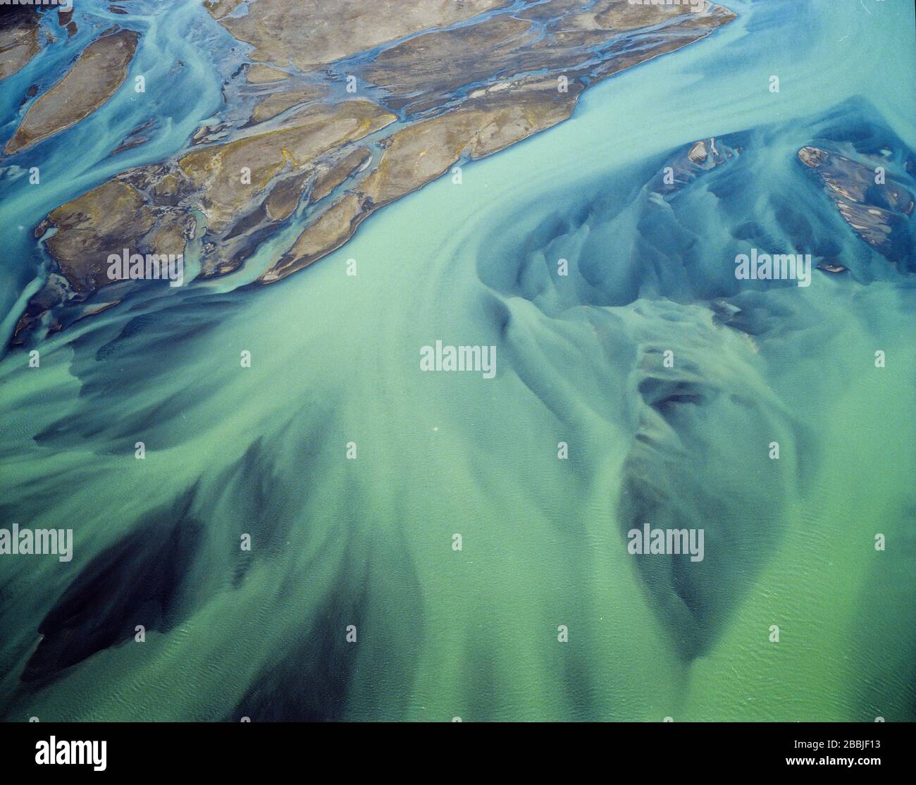Vista aérea de ríos trenzados en el sur de Islandia Foto de stock