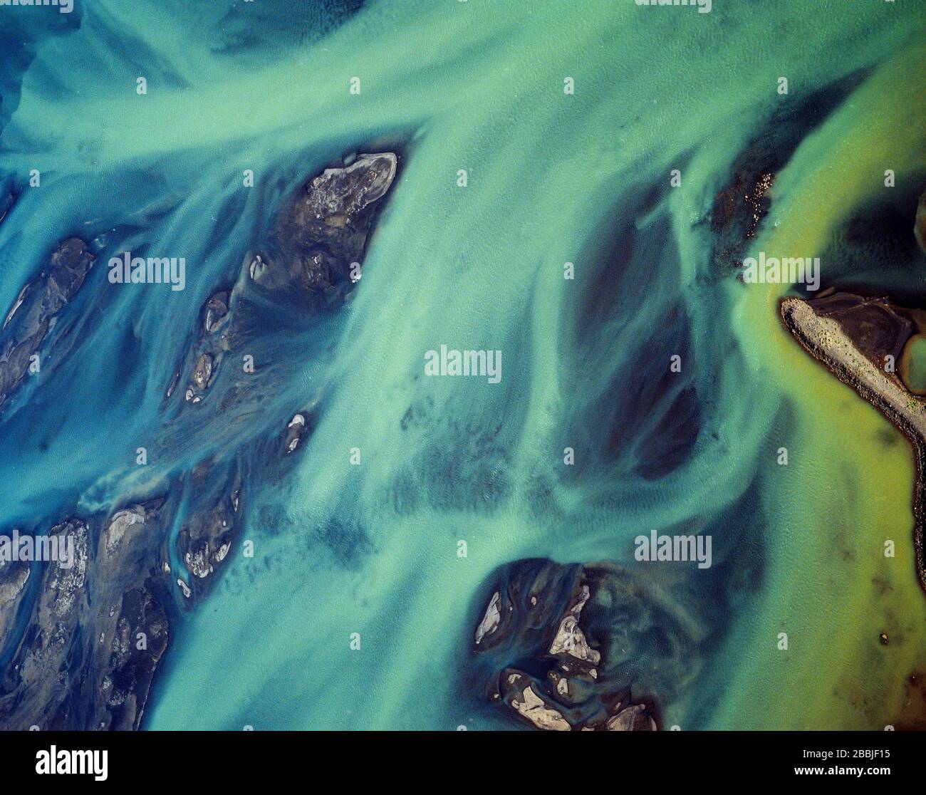 Vista aérea de ríos trenzados en el sur de Islandia Foto de stock