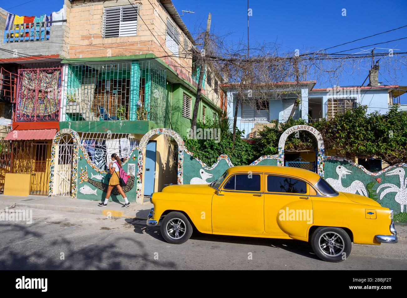Fusterlandia, instalaciones de arte público del artista local José Fuster, con coloridos mosaicos caprichosos, Playa de Jaimanitas, la Habana, Cuba Foto de stock