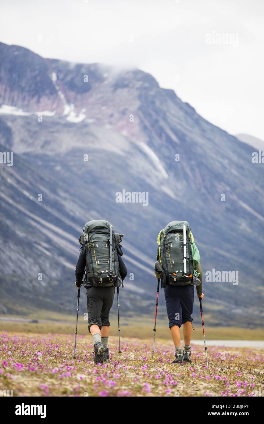 Vista trasera de dos excursionistas en ubicación remota, Baffin Island. Foto de stock