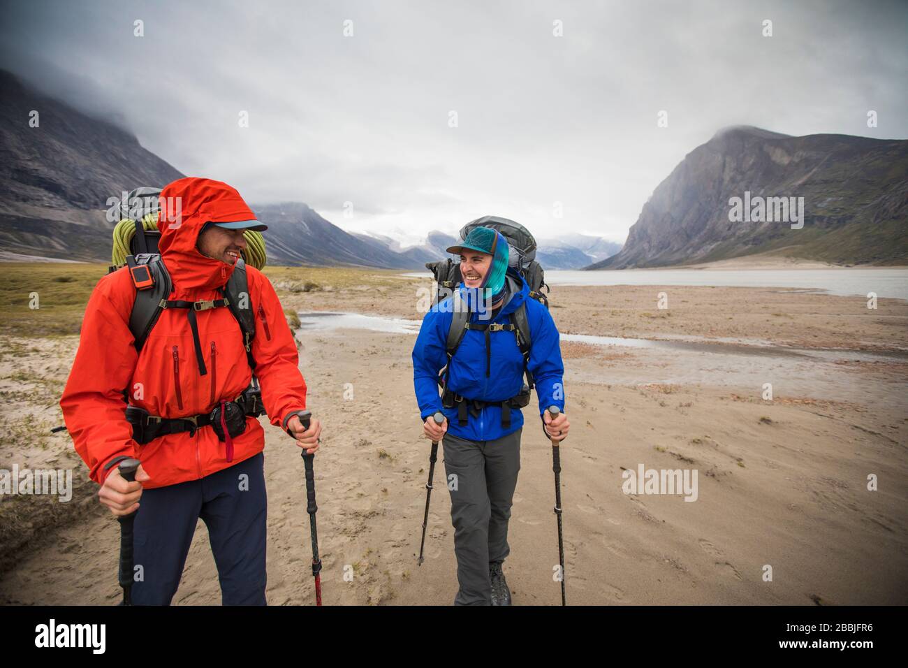 Dos de los excursionistas disfrutar de senderismo en la ubicación remota, Baffin Island. Foto de stock