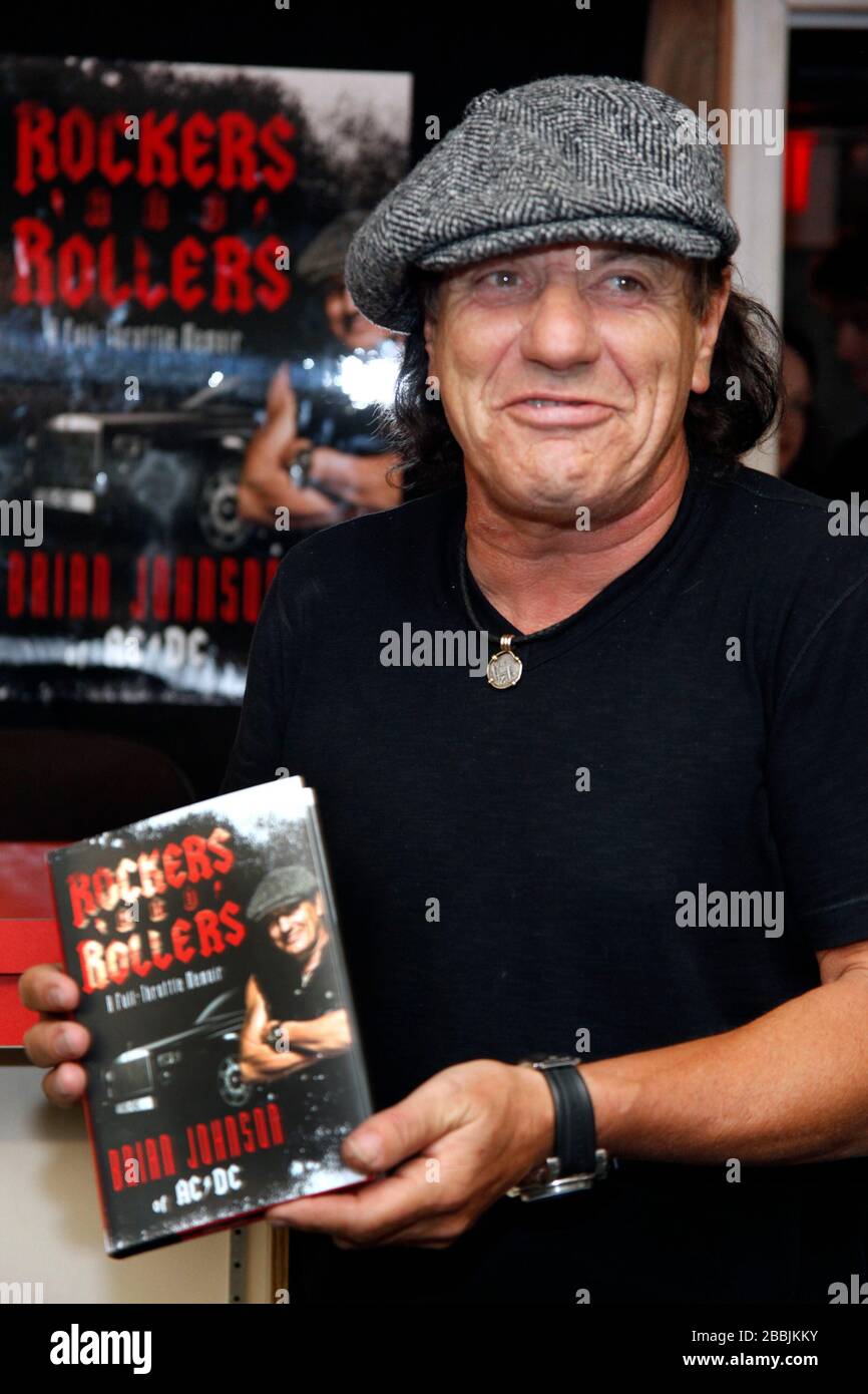 Brian Johnson , cantante principal de AC/DC fotografiado en una firma de  libro para Rockers y