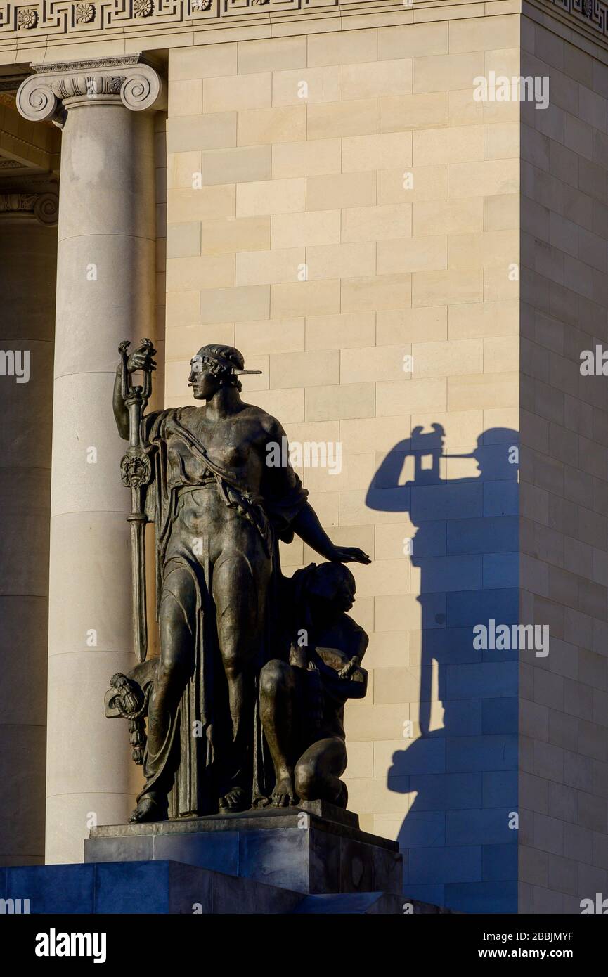 Estatua de la virtud tutelar por el artista italiano Angelo Zanelli en los pasos de el Capitolio, o el Capitolio Nacional, la Habana, Cuba Foto de stock