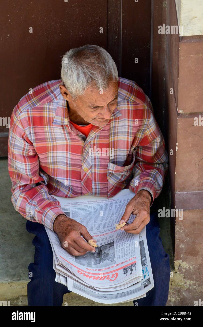 Mans vendiendo periódicos, Granma es el periódico oficial del Comité Central del Partido Comunista Cubano, la Habana, Cuba Foto de stock