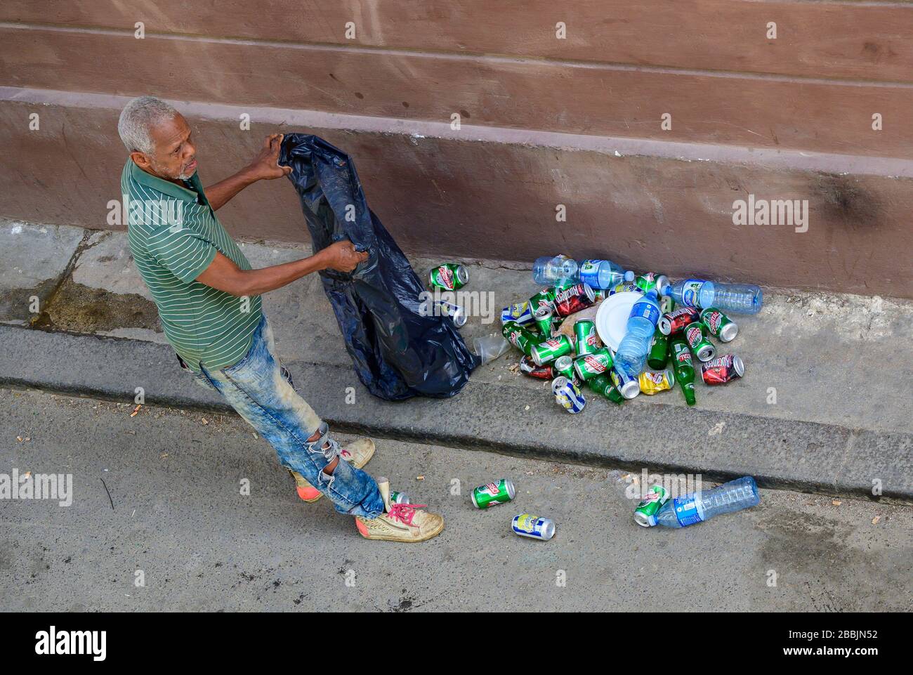 Clasificando latas y botellas, la Habana, Cuba Foto de stock