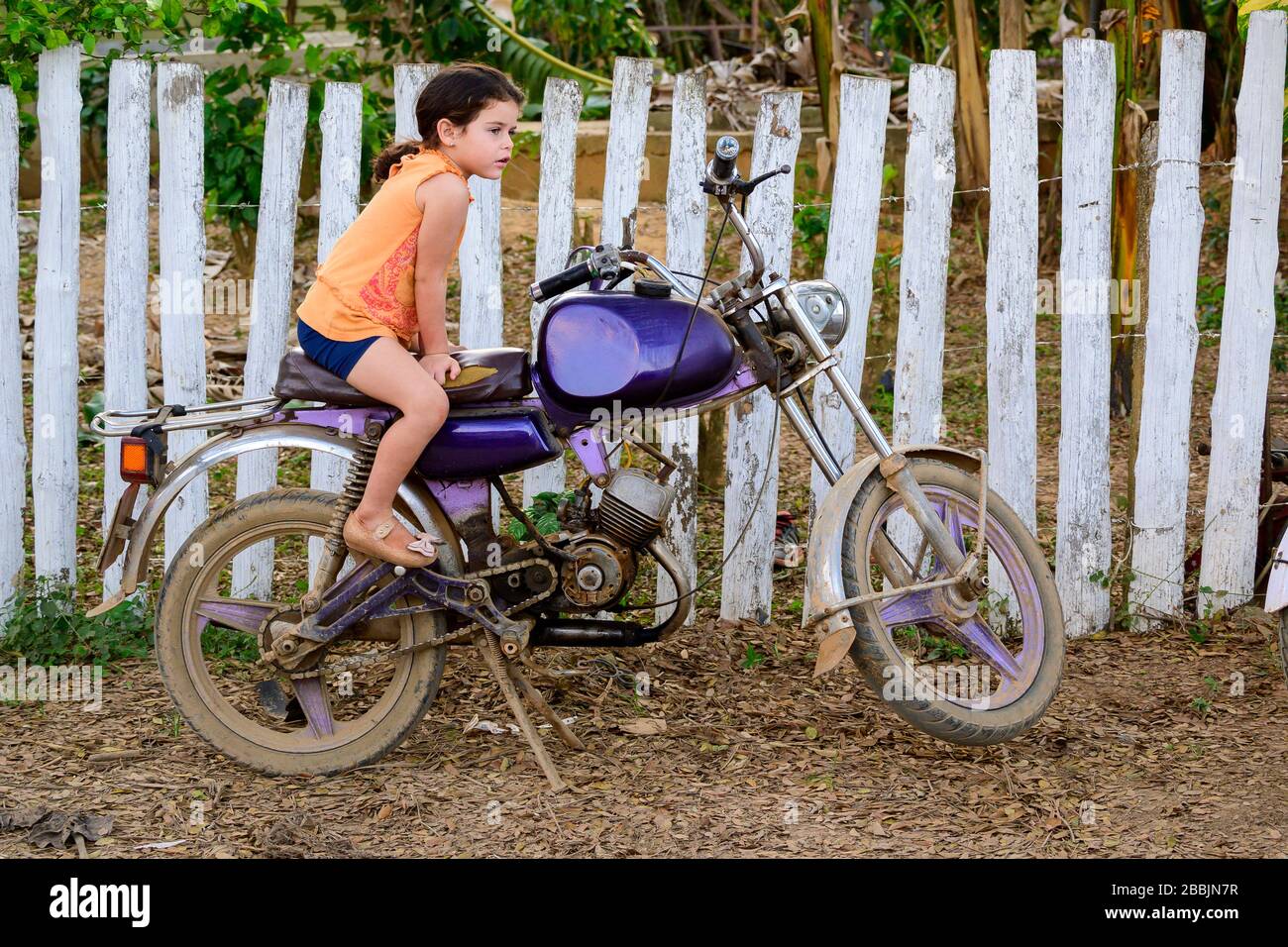 Niña descansando en motocicleta, Vinales, Provincia de Pinar del Río, Cuba Foto de stock