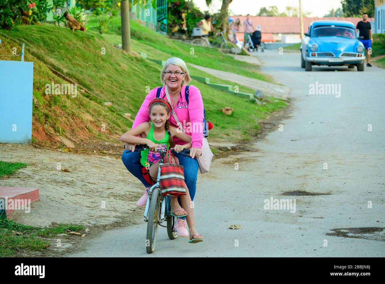 Mujer y niña en bicicleta, Vinales, Provincia de Pinar del Río, Cuba Foto de stock