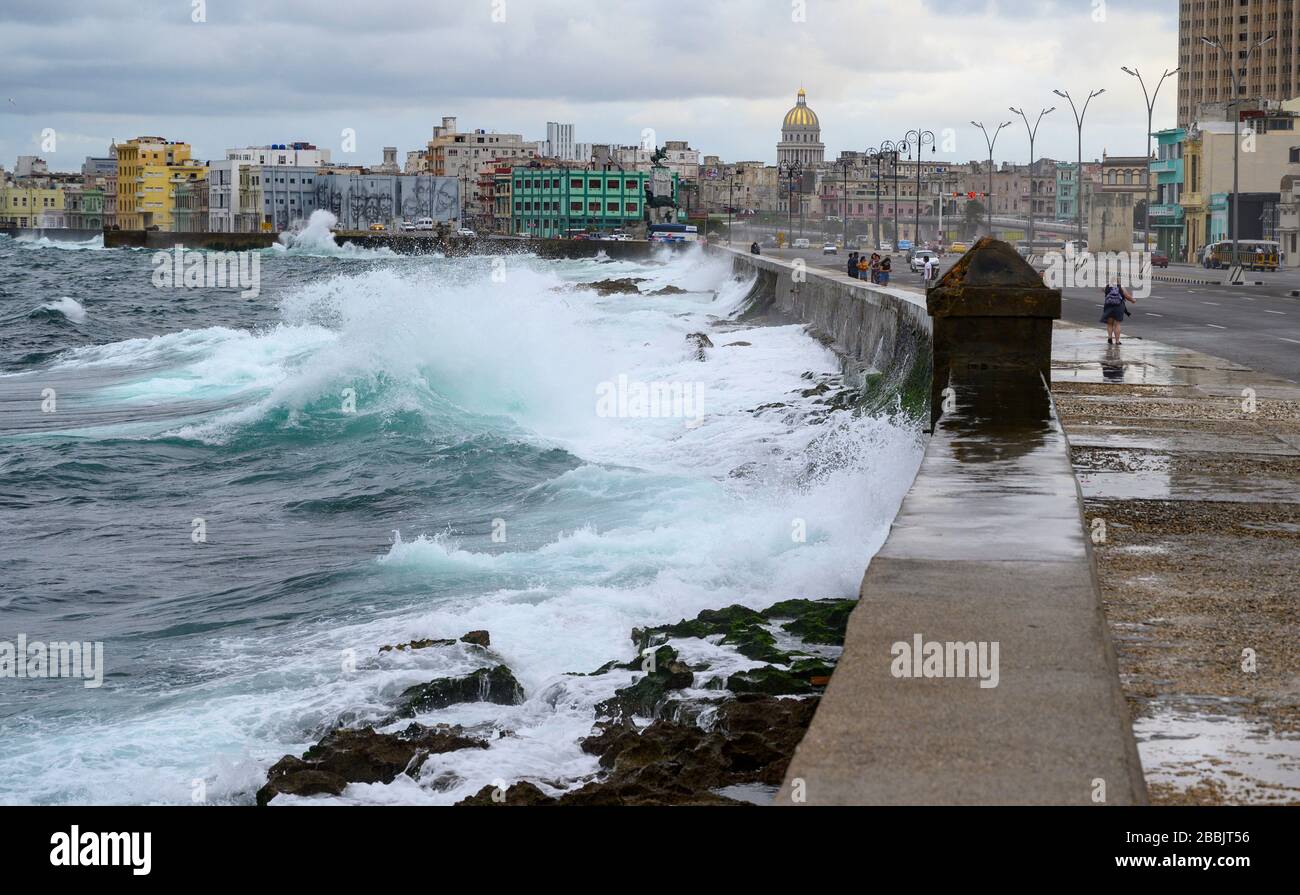 Un día tormentoso sopla olas sobre el Malecón, Centro, la Habana, Cuba Foto de stock