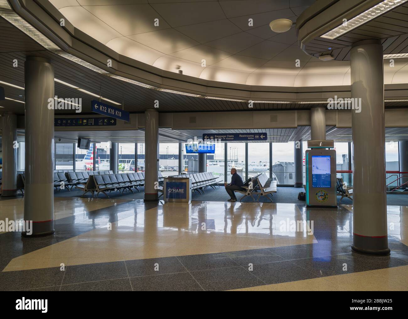 Aeropuerto Internacional o'Hare en Chicago, una vez uno de los aeropuertos más concurridos de los Estados Unidos está ahora completamente vacío debido a la pandemia de Coronavirus COVID-19. Foto de stock