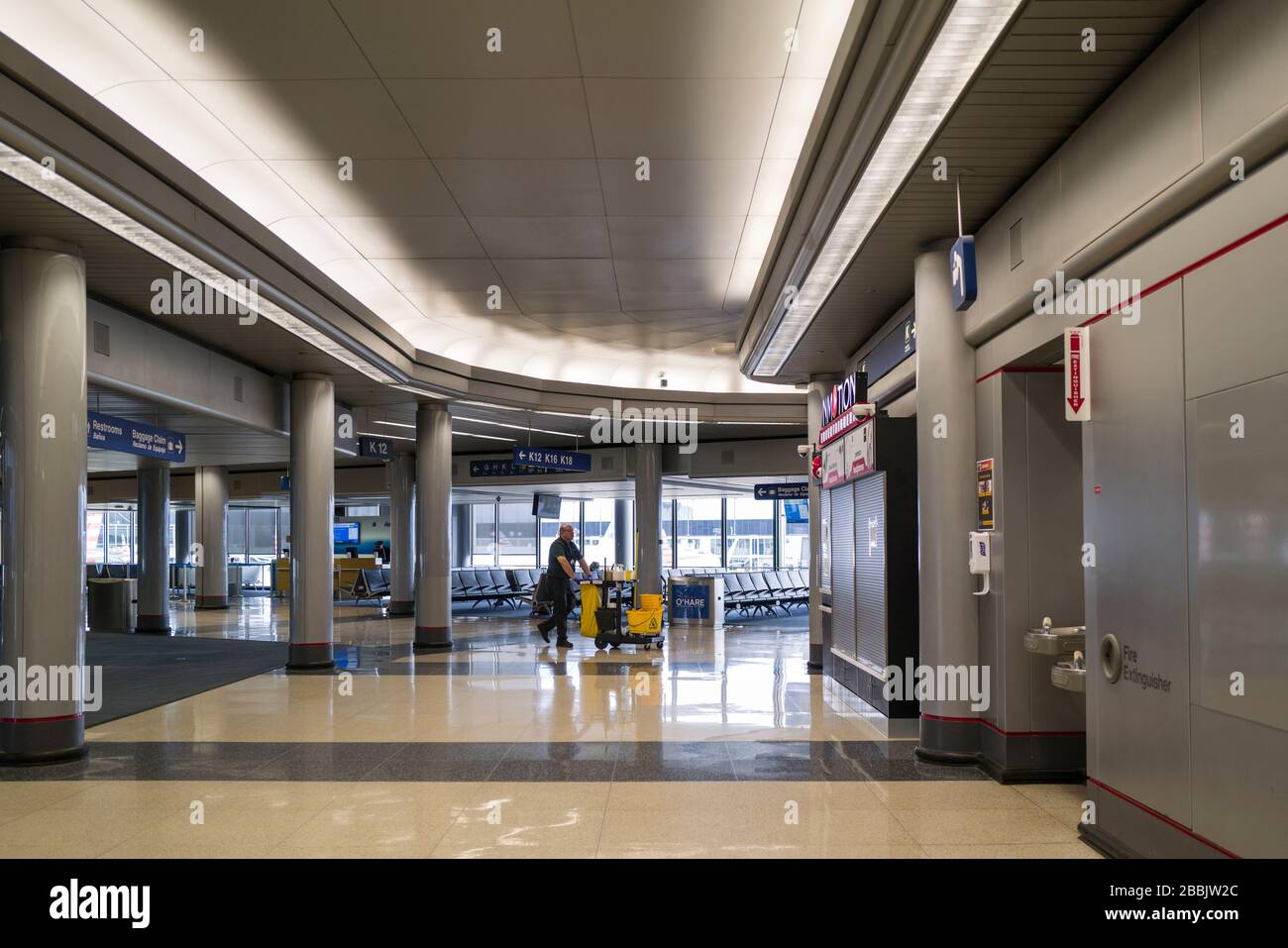 Aeropuerto Internacional o'Hare en Chicago, una vez uno de los aeropuertos más concurridos de los Estados Unidos está ahora completamente vacío debido a la pandemia de Coronavirus COVID-19. Foto de stock