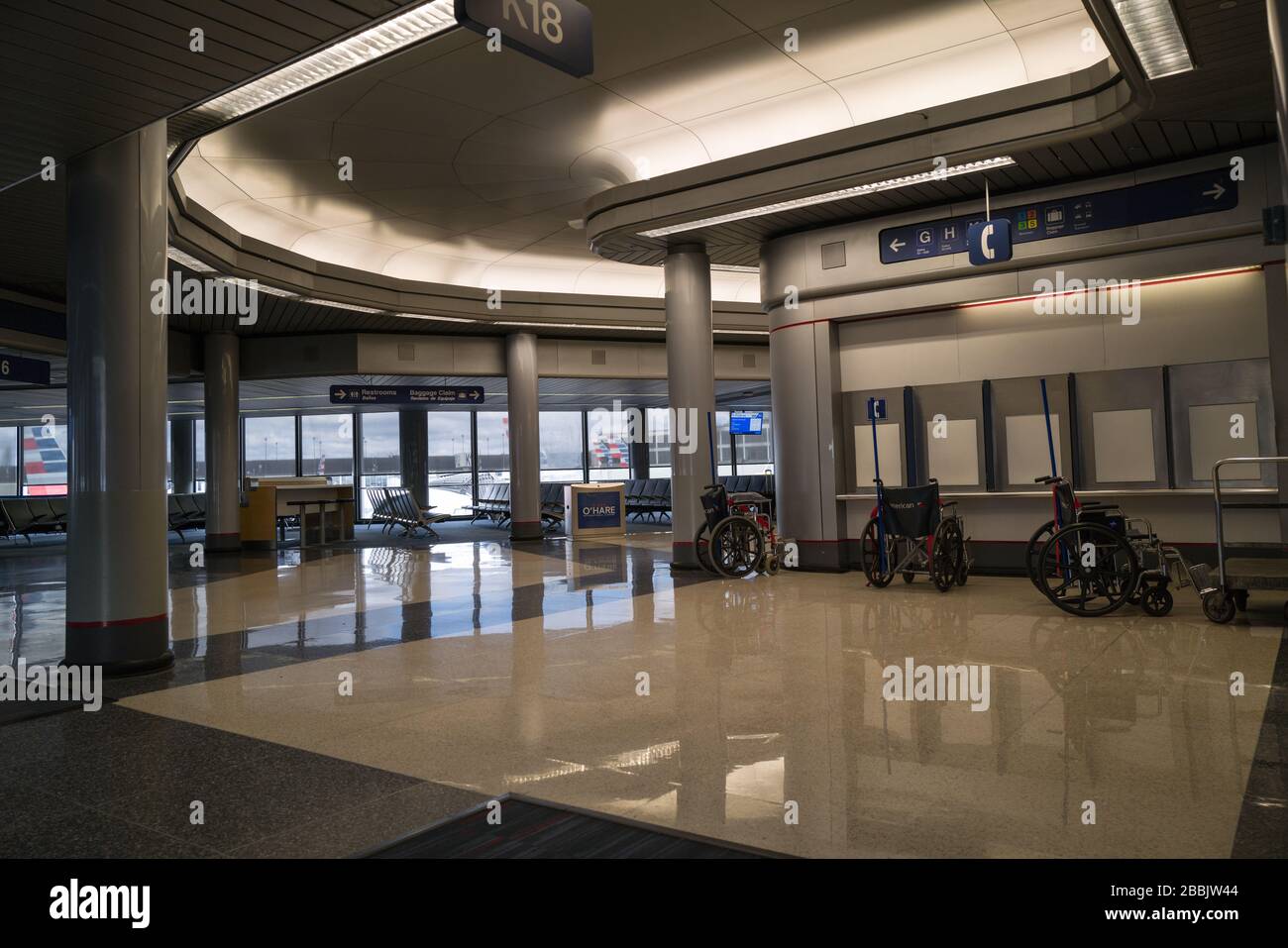 Aeropuerto Internacional o'Hare en Chicago, una vez uno de los aeropuertos más concurridos de los Estados Unidos está ahora completamente vacío debido a la pandemia de Coronavirus COVID-19. Foto de stock