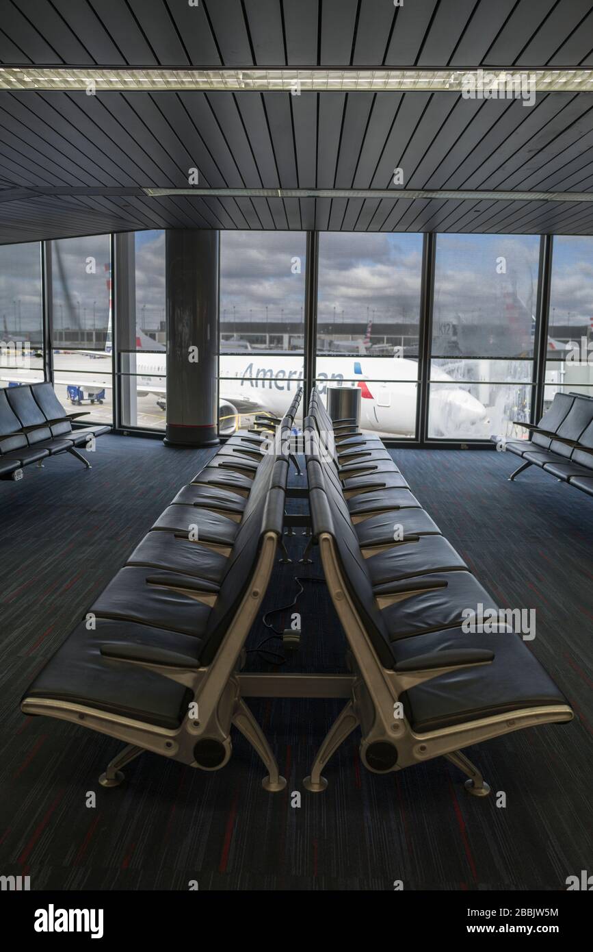 Aeropuerto Internacional o'Hare en Chicago, una vez uno de los aeropuertos más concurridos de los Estados Unidos está ahora completamente vacío debido a la pandemia de Coronavirus COVID-19. Foto de stock
