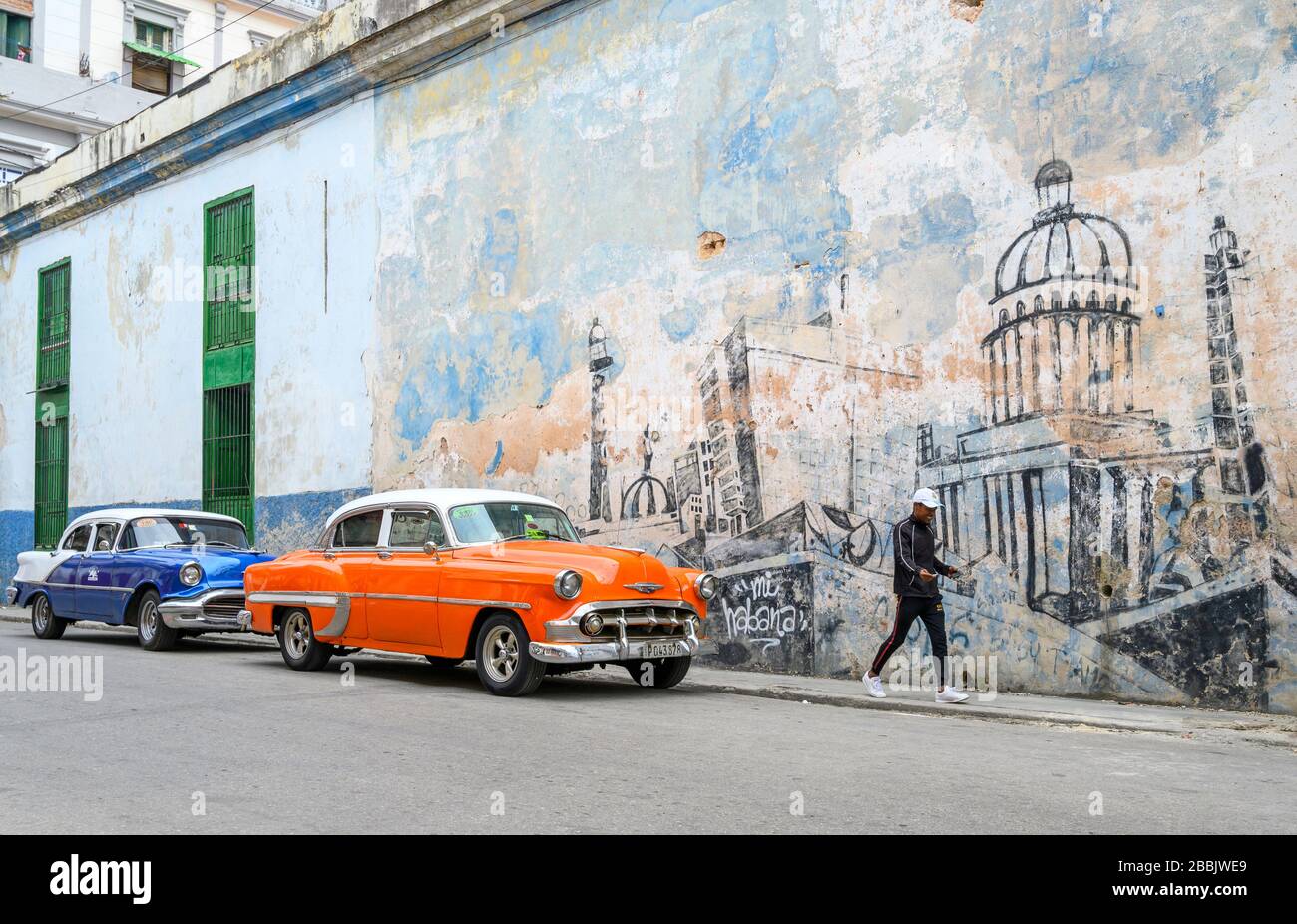 Autos viejos americanos y mural de la Habana, Cuba Foto de stock
