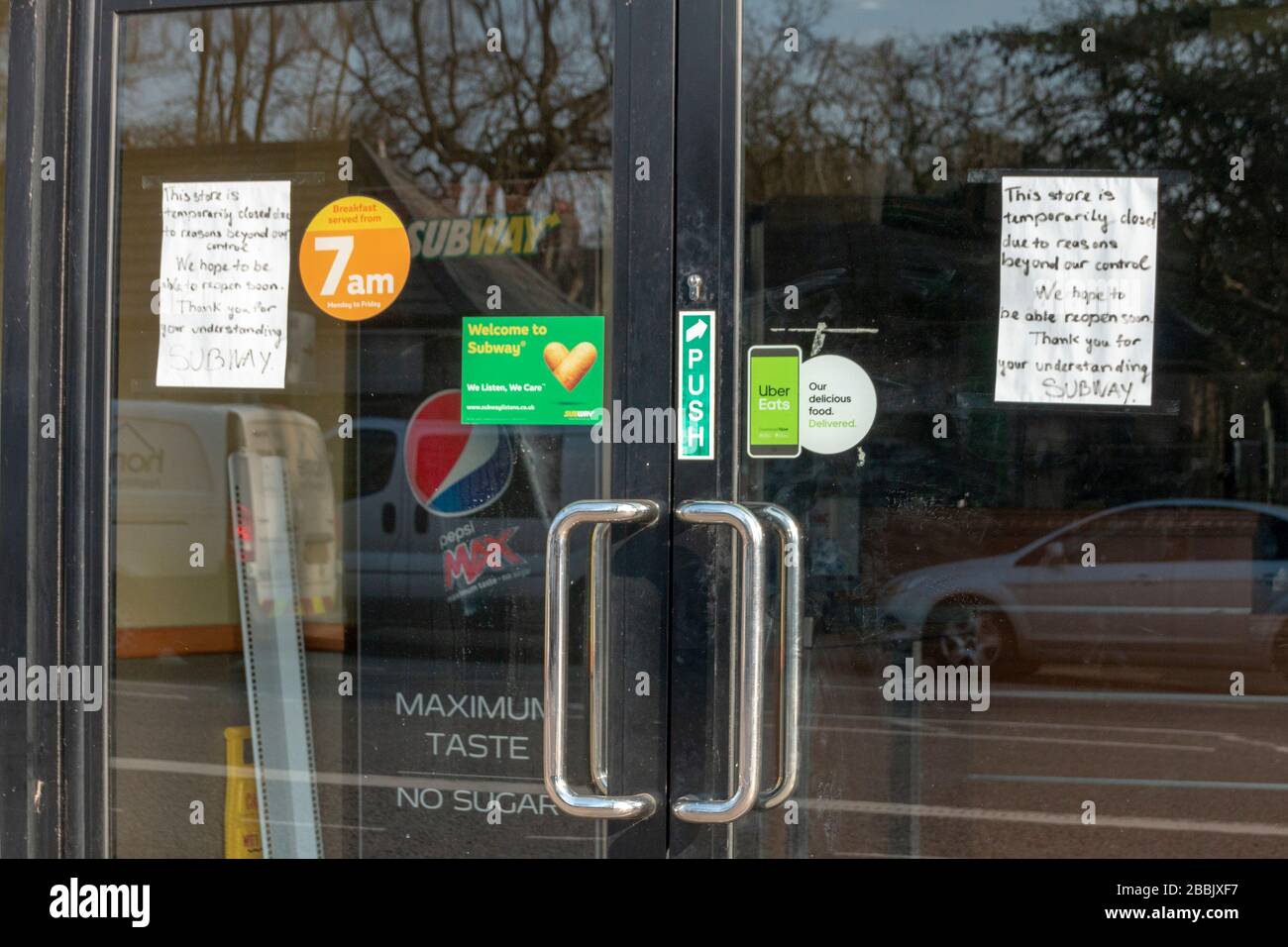 Bristol-Marzo 2020-Inglaterra-una vista de cerca de un signo fuera de un supermercado durante el cronavirus, covid-19 virus epidemia en inglaterra Foto de stock