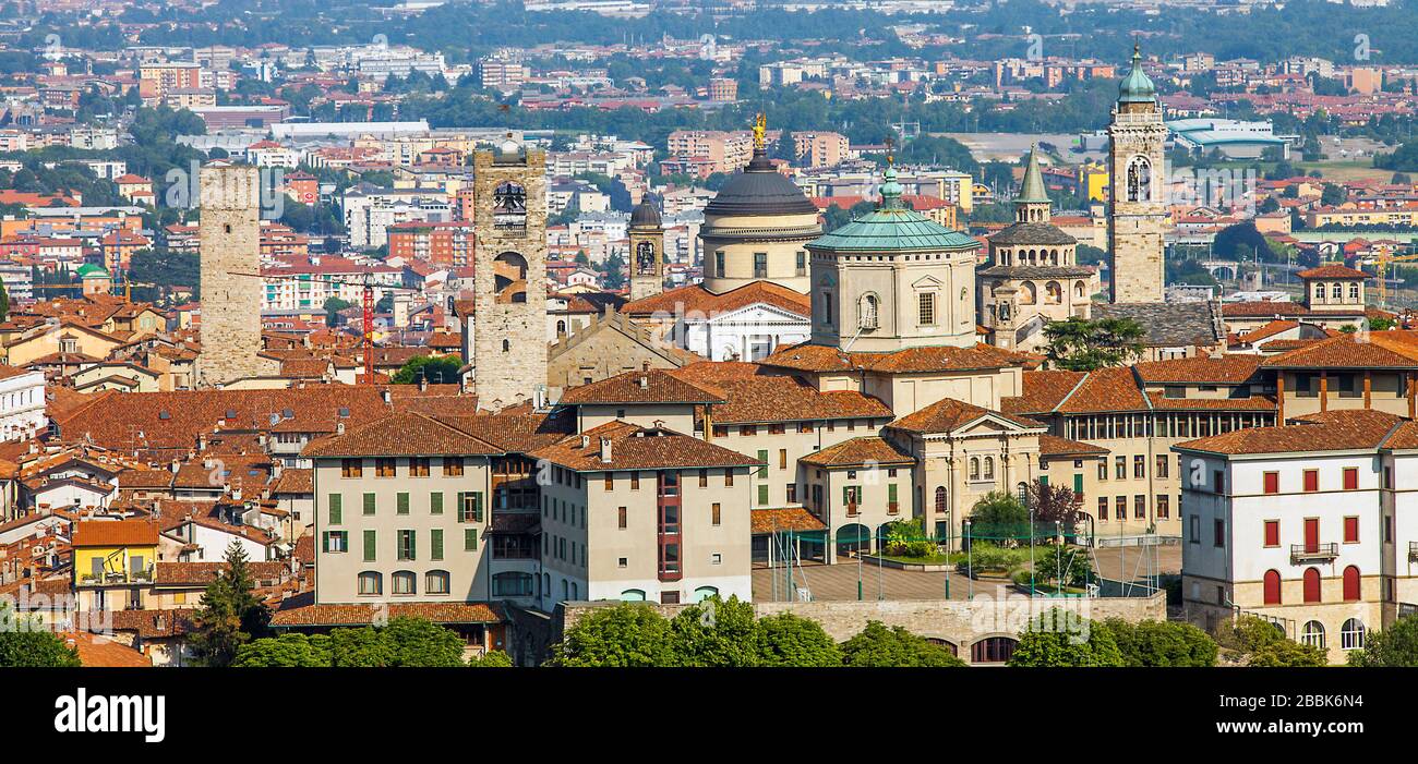 Vista de la ciudad de Bérgamo en Lombardía Italia desde el casco antiguo de la Citta Alta Foto de stock