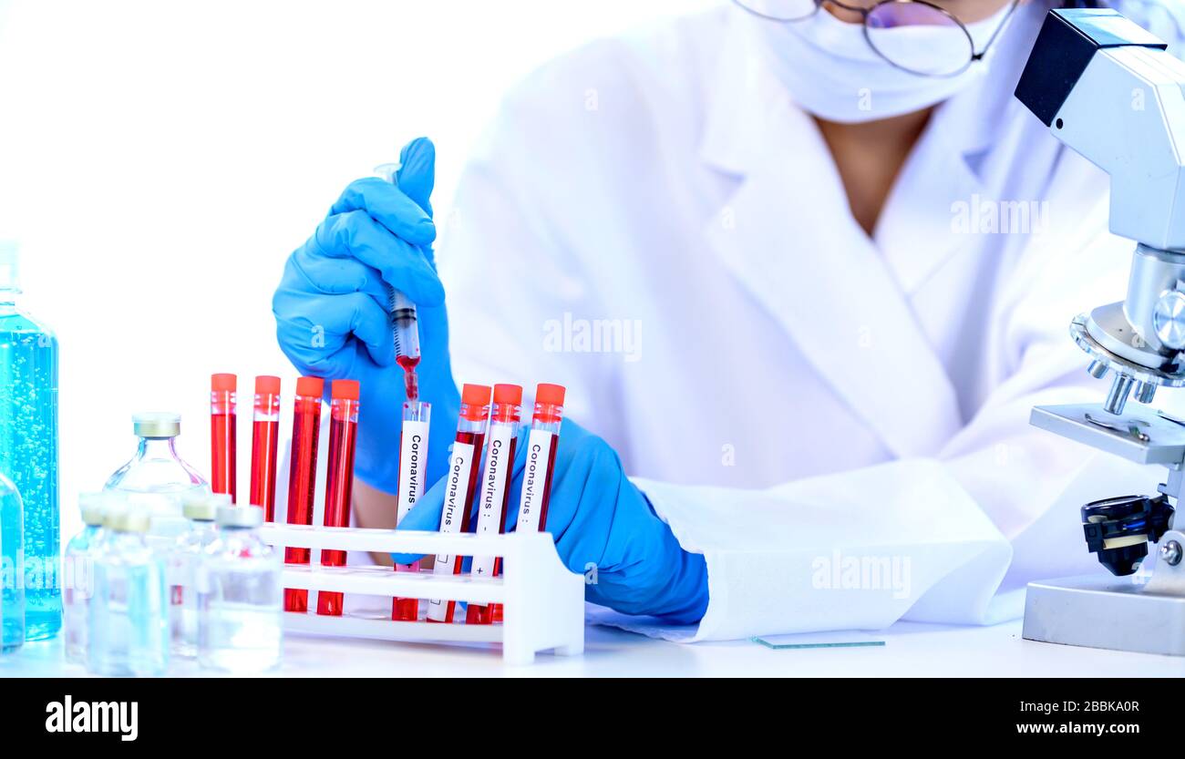 Científico con vacunas y tratamientos contra el coronavirus. Desarrollo terapéutico COVID-19 para pacientes infectados. Antivirus y detener el brote de virus. Foto de stock